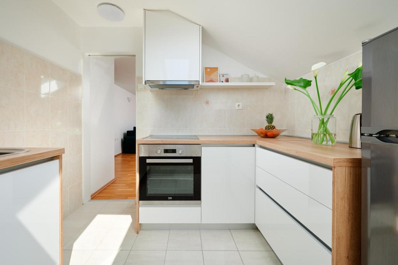 Modern & Spacious Rooftop Apartment With Natual Sunlight Split Eksteriør bilde