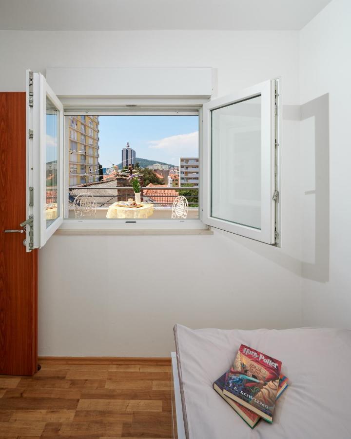 Modern & Spacious Rooftop Apartment With Natual Sunlight Split Eksteriør bilde