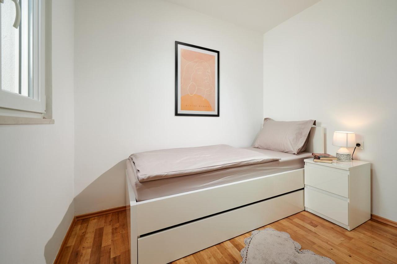 Modern & Spacious Rooftop Apartment With Natual Sunlight Split Eksteriør bilde