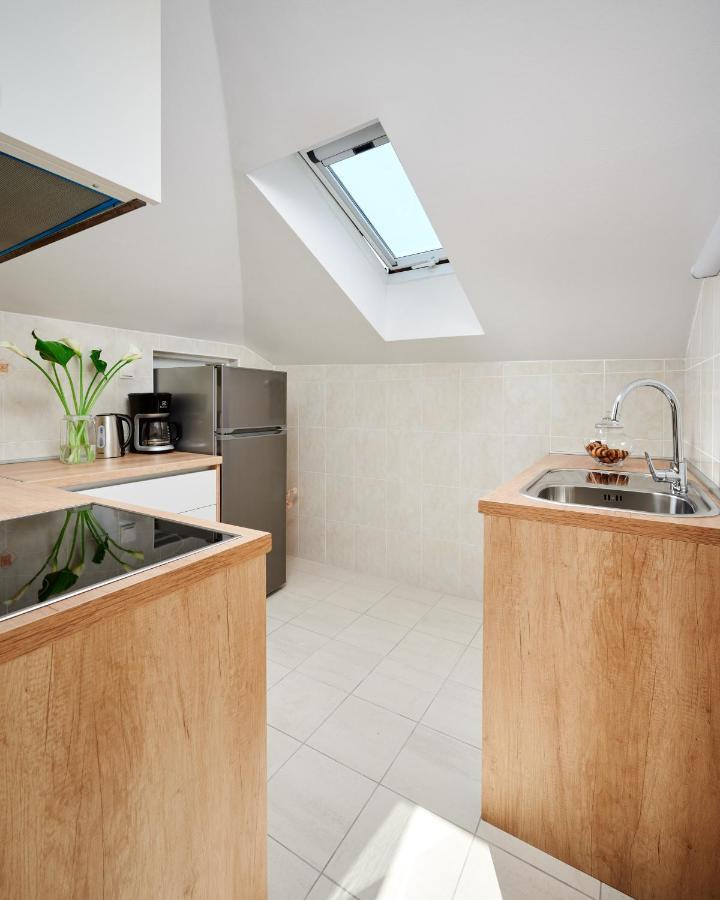 Modern & Spacious Rooftop Apartment With Natual Sunlight Split Eksteriør bilde