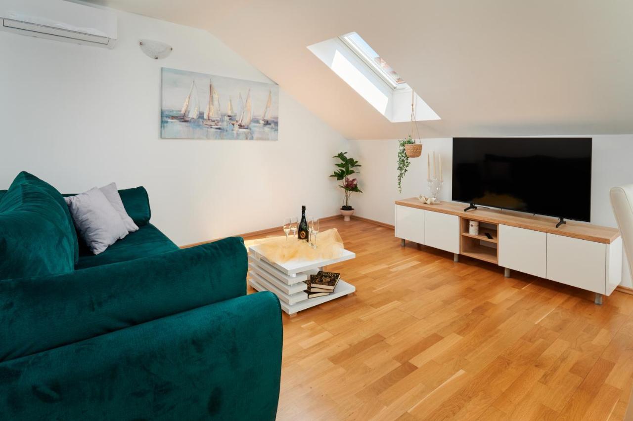 Modern & Spacious Rooftop Apartment With Natual Sunlight Split Eksteriør bilde