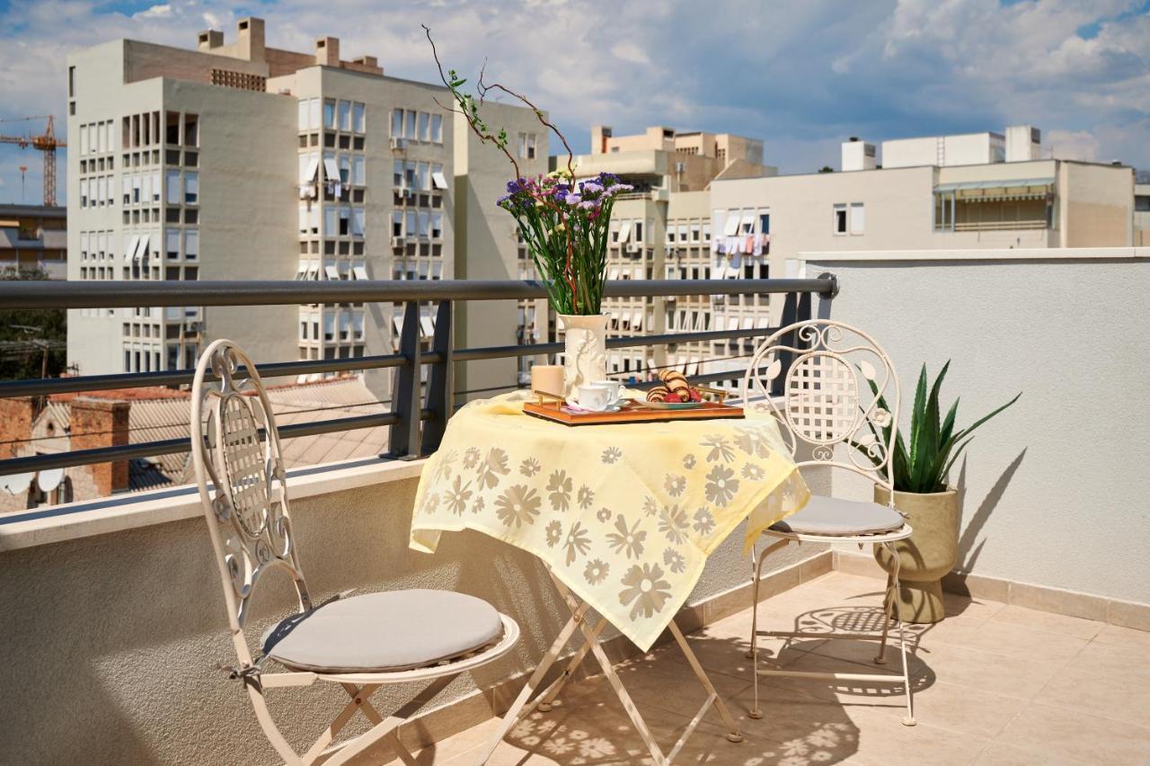 Modern & Spacious Rooftop Apartment With Natual Sunlight Split Eksteriør bilde
